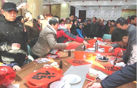書法家走進(jìn)聯(lián)興•興河灣為業(yè)主寫春聯(lián)送祝福