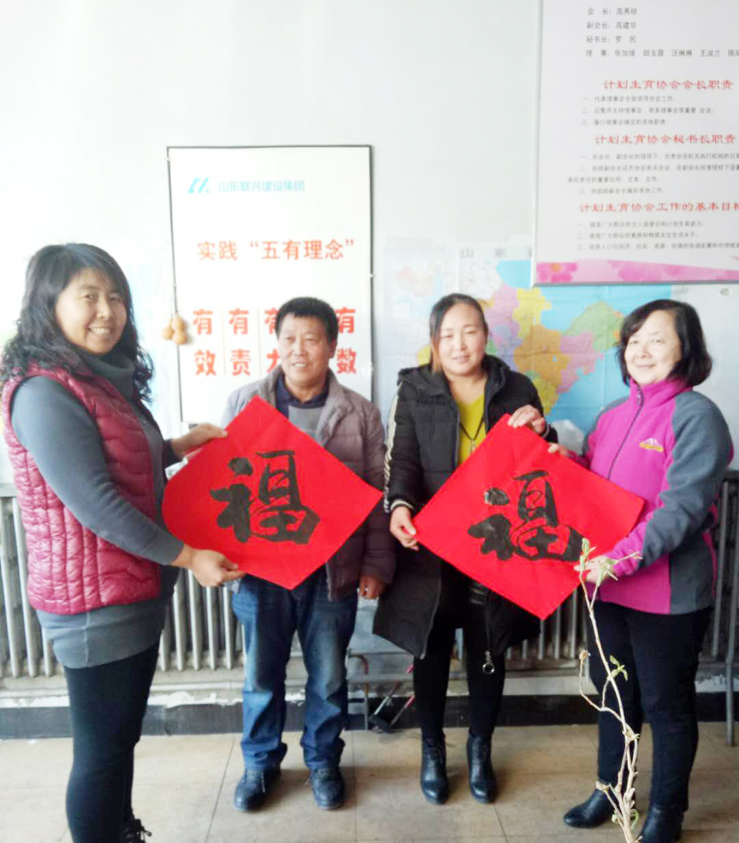 市場(chǎng)部為商戶贈(zèng)春聯(lián) 送祝福